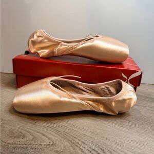Capezio Donatella Shank Pointe Ballet Shoes in Petal Pink 8WW